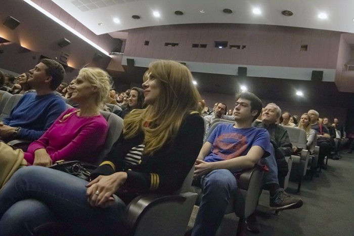 Ekipa filma "NE gledaj mi u tanjir"  u DKC sa publikom